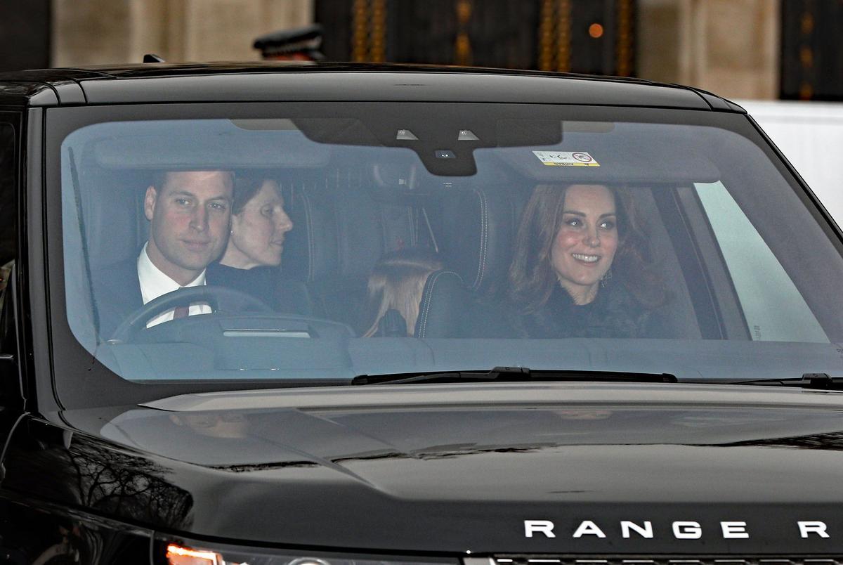 Los Duques de Cambridge en el coche camino del almuerzo navideño