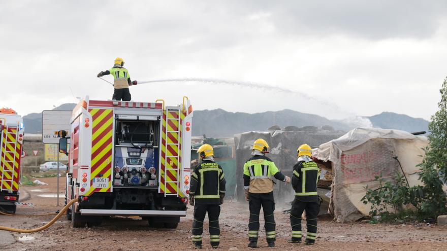 Unas 60 chabolas destruidas en el incendio de un asentamiento en Huelva
