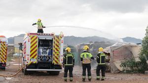 Archivo - Bomberos apagan chabolas que arden en el campamento a 30 de enero de 2023 en  Níjar (Almería, Andalucía, España). (Foto de archivo).
