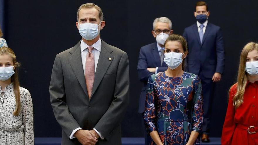 Los reyes y sus hijas en el acto de esta mañana.