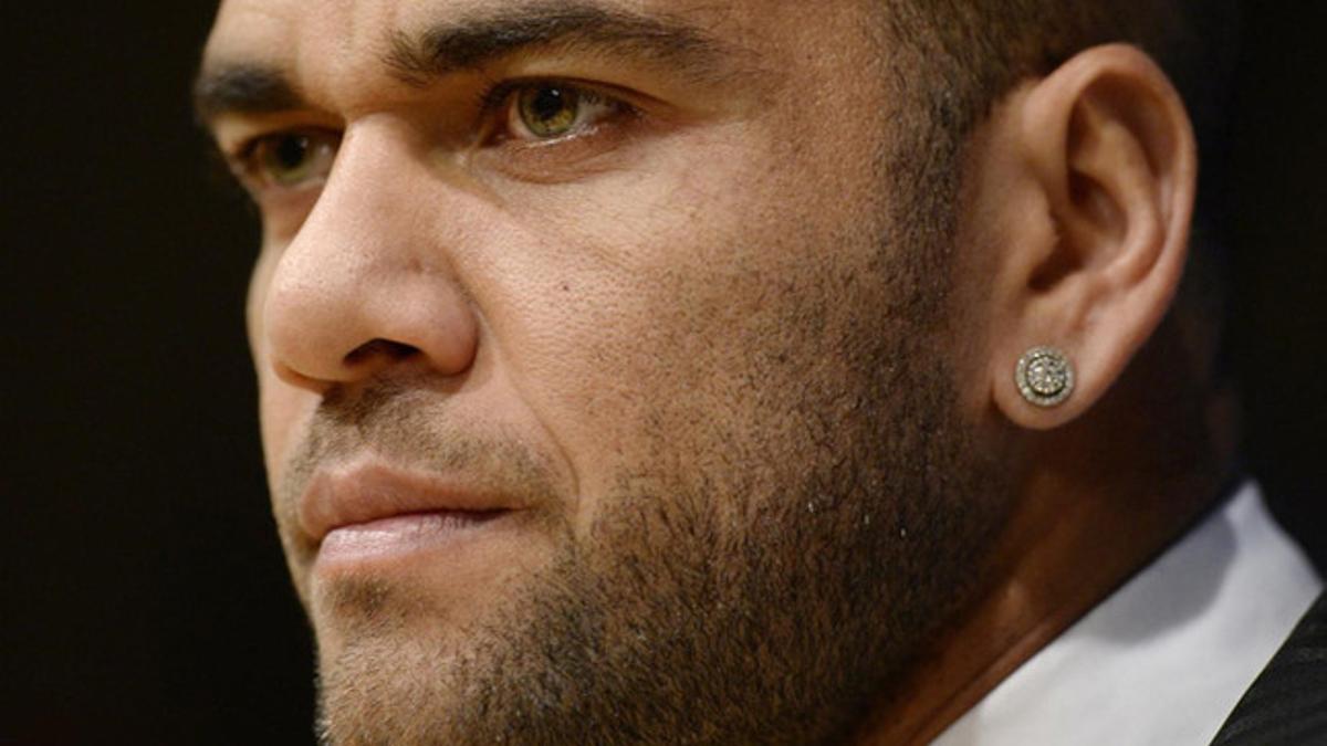 Dani Alves quiere jugar en Inglaterra el próximo año