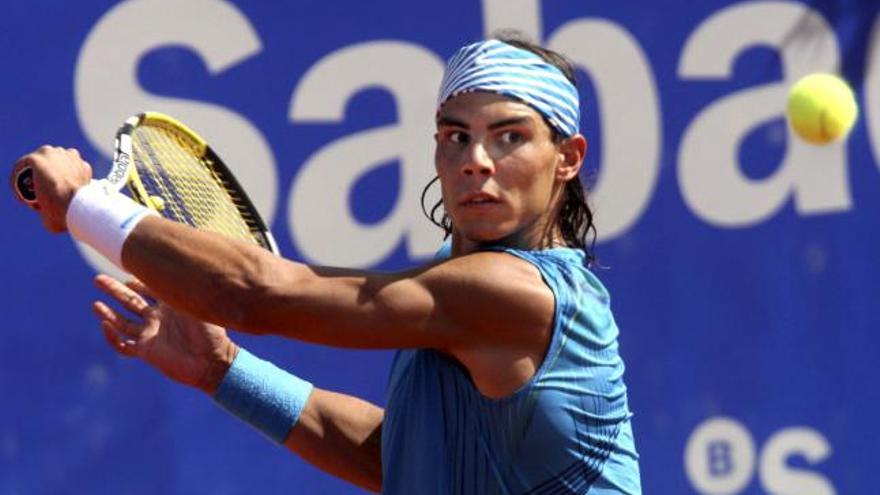 El tenista español Rafael Nadal durante su partido frente al italiano Potito Starace, correspondiente a la segunda ronda del Trofeo Conde de Godó, disputado hoy en Barcelona