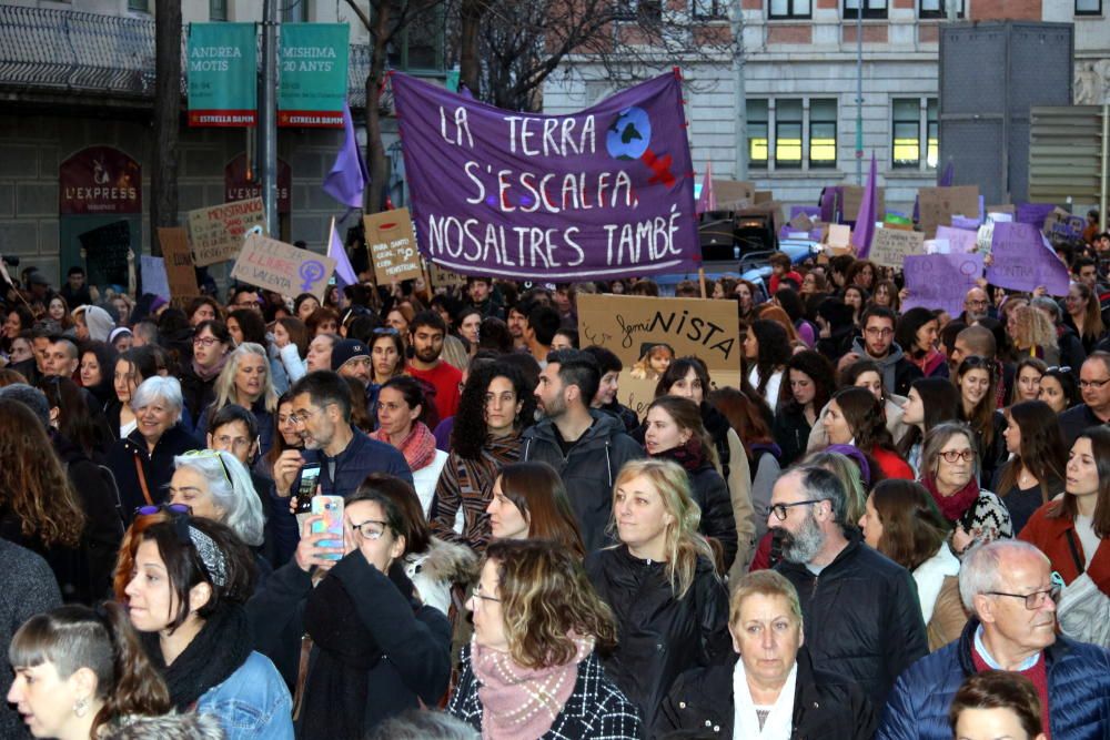 Multitudinària manifestació feminista a Girona