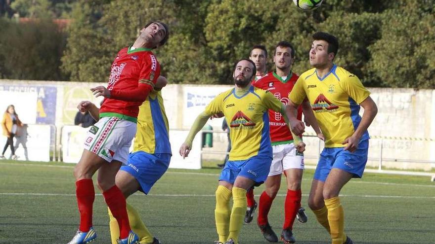 Un jugador del Estradense intenta rematar a puerta ayer ante el Polígono. // Jesús Regal