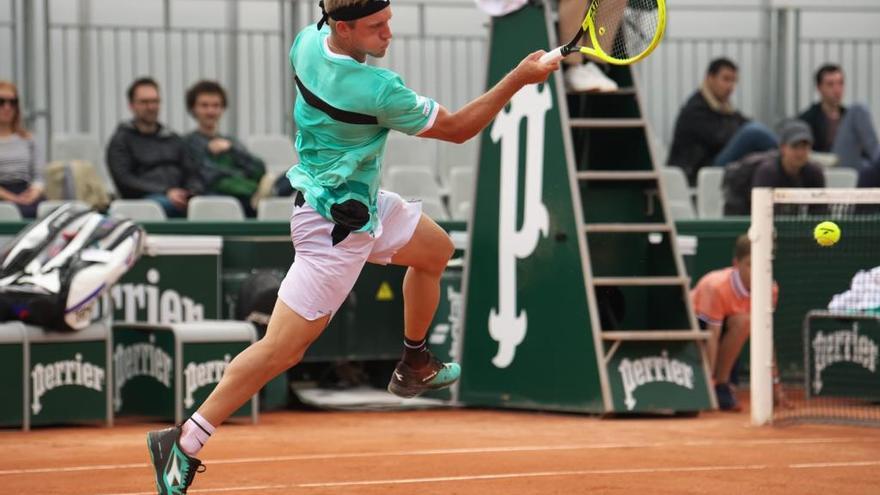 Davidovich, devolviendo una bola ante el portugués Joao Domingues.