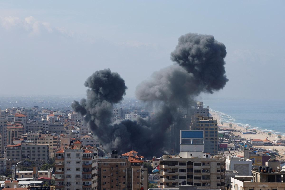 Humo en edificios residenciales de la ciudad de Gaza tras bombardeos de Israel