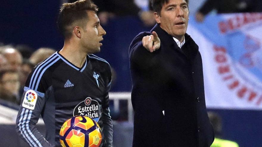 Berizzo y Hugo Mallo en la banda. // EFE