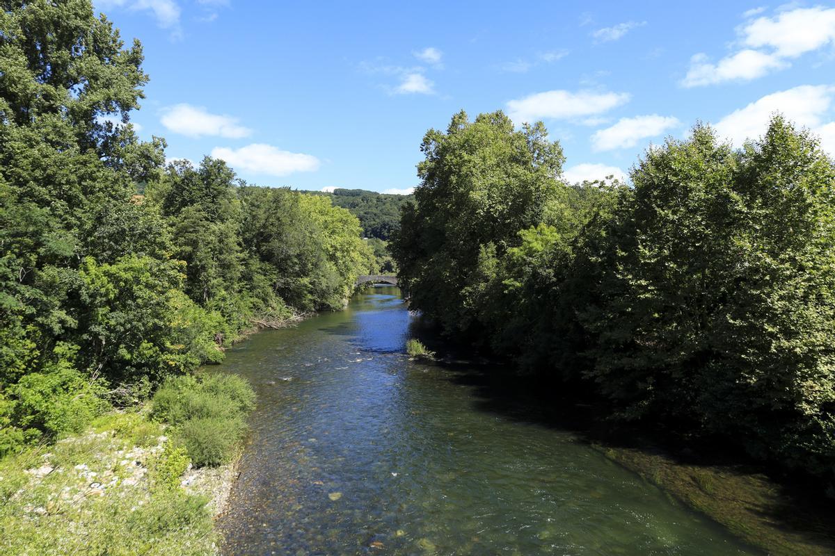 El río Bidasoa a su paso por el pueblo de Vera de Bidasoa
