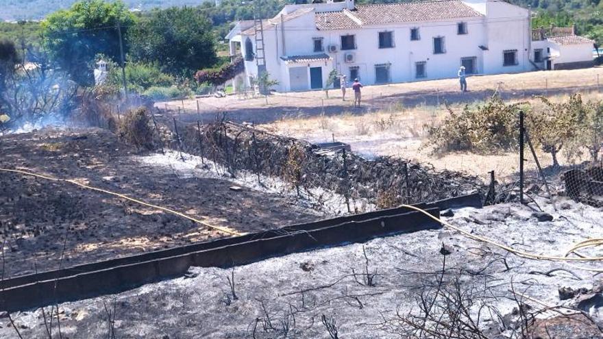 El fuego entró en la parcela de un chalé separado unos 300 metros del núcleo urbano