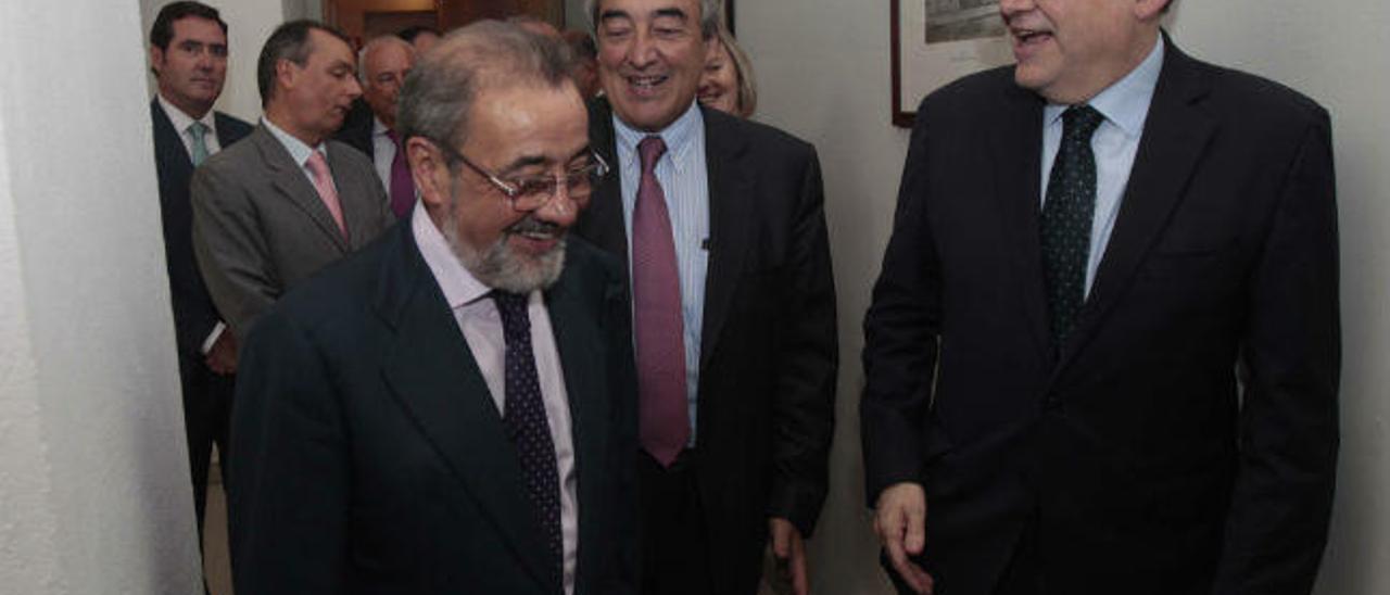José Vicente González, Juan Rosell y Ximo Puig, ayer, en la asamblea de Cierval en Valencia