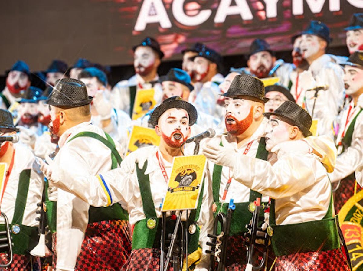 Componentes de la murga el pasado sábado en Telde.