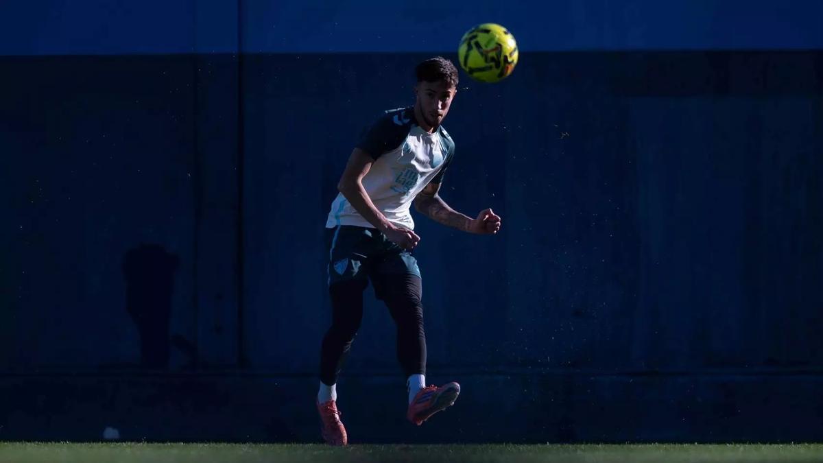 David Larrubia, durante un entrenamiento del Málaga CF en el anexo de La Rosaleda.