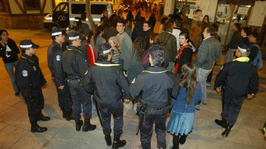 El entorno de la plaza de la Universidad es un lugar clásico de botellón