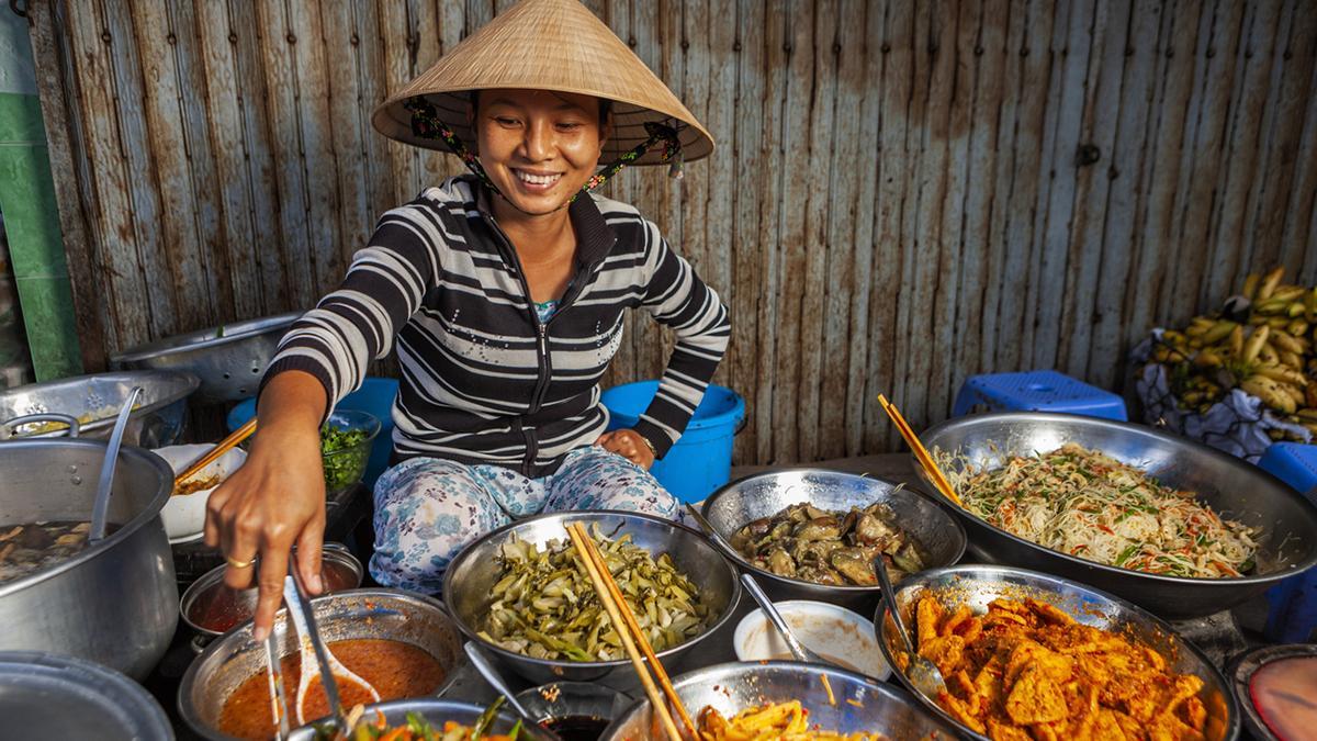 La gastronomía callejera forma parte esencial de un viaje a Vietnam, entre puestos de mercado, hierbas frescas, noodles, verduras y sabores que cambian en cada región.