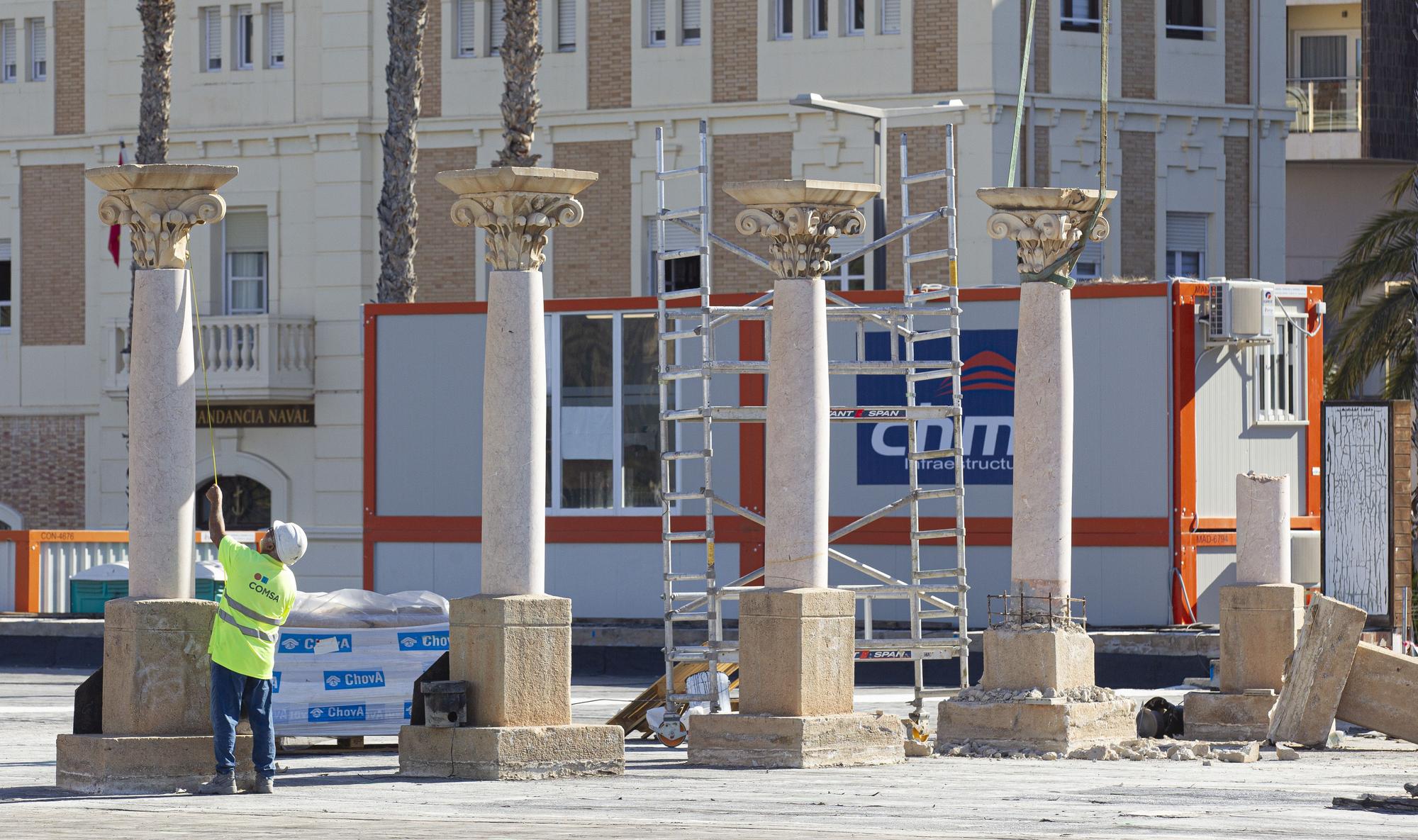 Retirada de las columnas de mármol rojo de la plaza del Puerto de Alicante