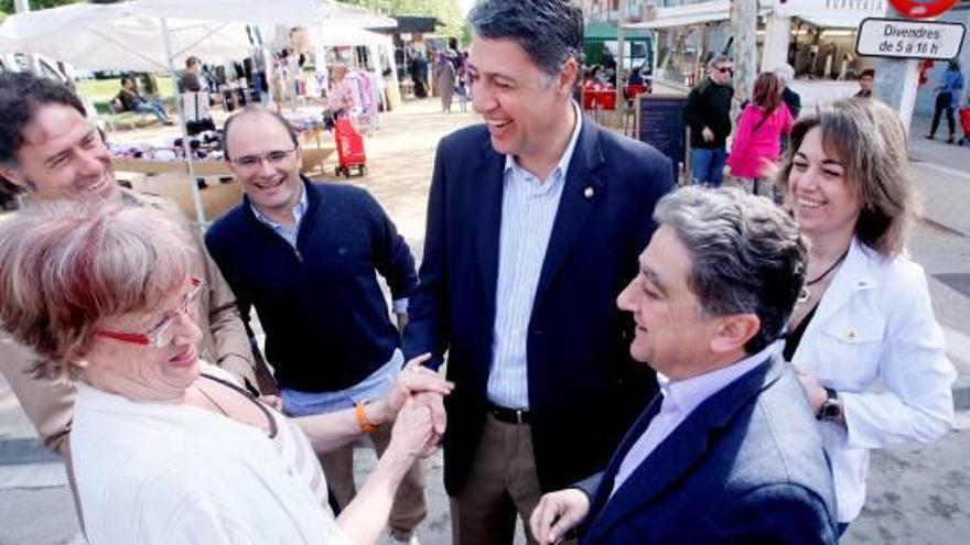 Albiol, amb Santamaria a la seva dreta, i Millo i Veray a l&#039;esquerra, en una visita electoral a Salt el 2015.