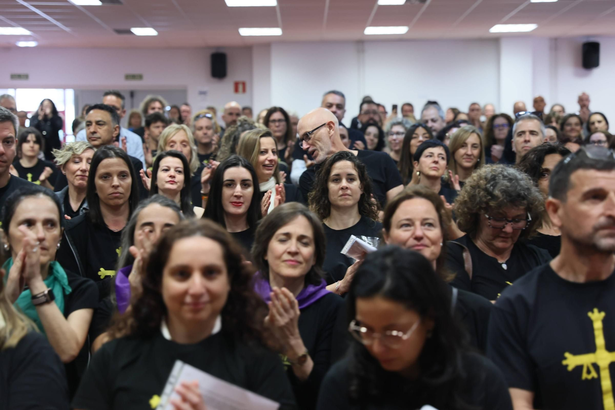 EN IMÁGENES: Concentración de directores de colegio de toda Asturias en el IES La Ería de Oviedo