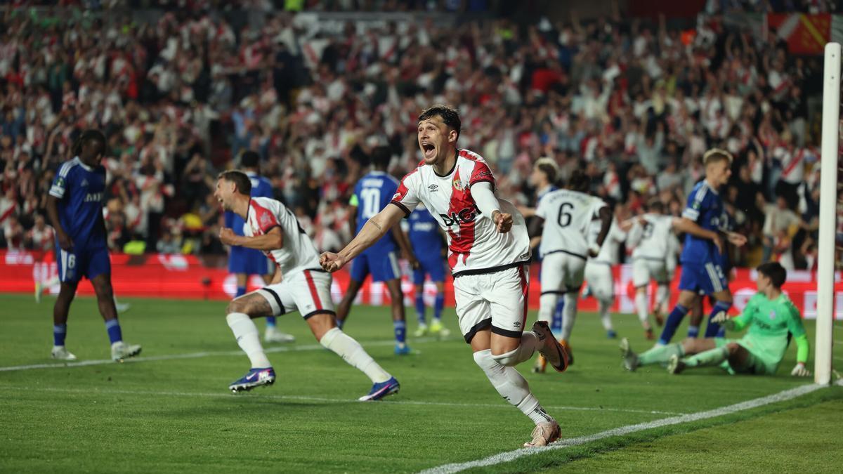 Resumen, goles y highlights del Rayo Vallecano 1 - 0 Racing Club Estrasburgo de la ida de semifinales de Conference League
