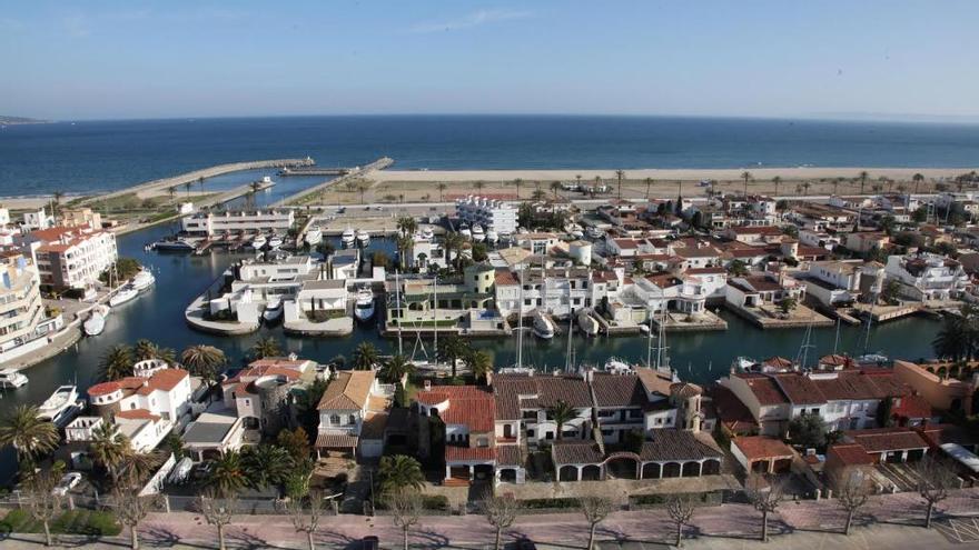 Vista dels canals de primera línia i els embarcadors privats.