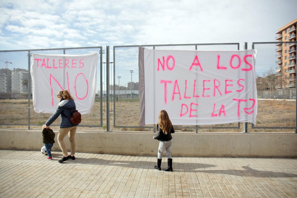 Manifestación vecinal en contra de los talleres de la T2 en Quatre Carreres