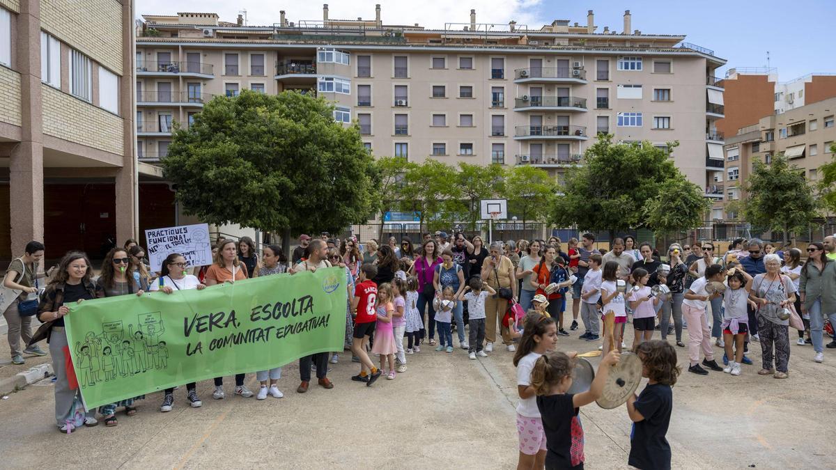 Más de un centenar de personas participaron en la cacerolada contra la ampliación del CEIP Pràctiques de Palma propuesta por Educación.