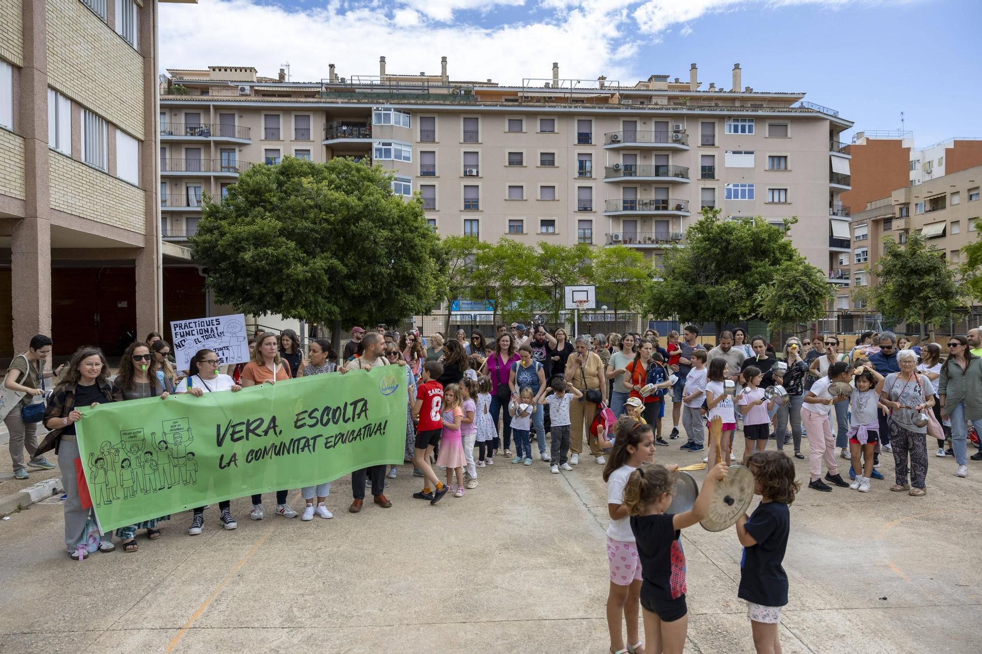 Más de un centenar de personas participan en la cacerolada contra la ampliación del CEIP Pràctiques de Palma propuesta por Educación