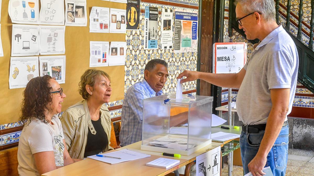 Un ciudadano vota en una mesa electoral en Gran Canaria.