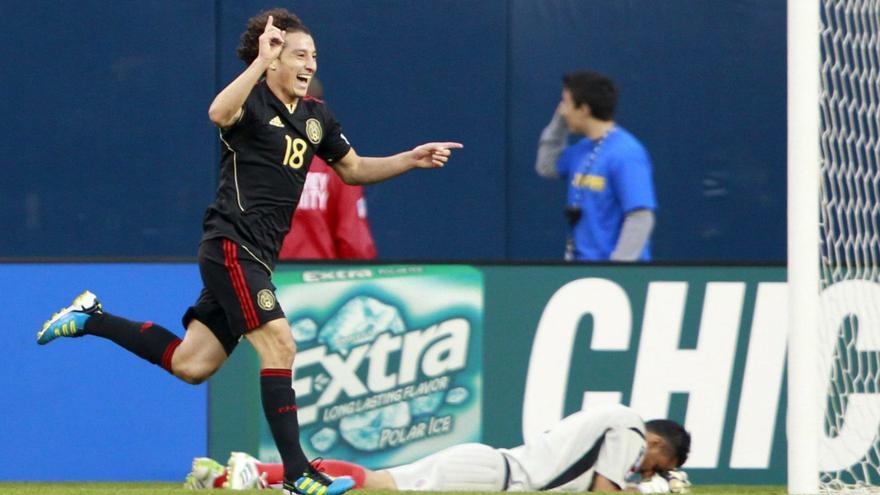 Guardado celebra un gol con México. | Efe