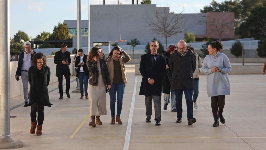 El conseller Vera, junto al alcalde de Sant Josep, Vicent Roig, en el CEIP Ses Planes. | MARCELO SASTRE