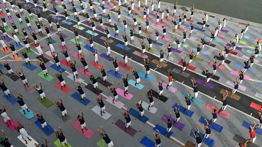 India celebra a lo grande el Día Internacional del Yoga