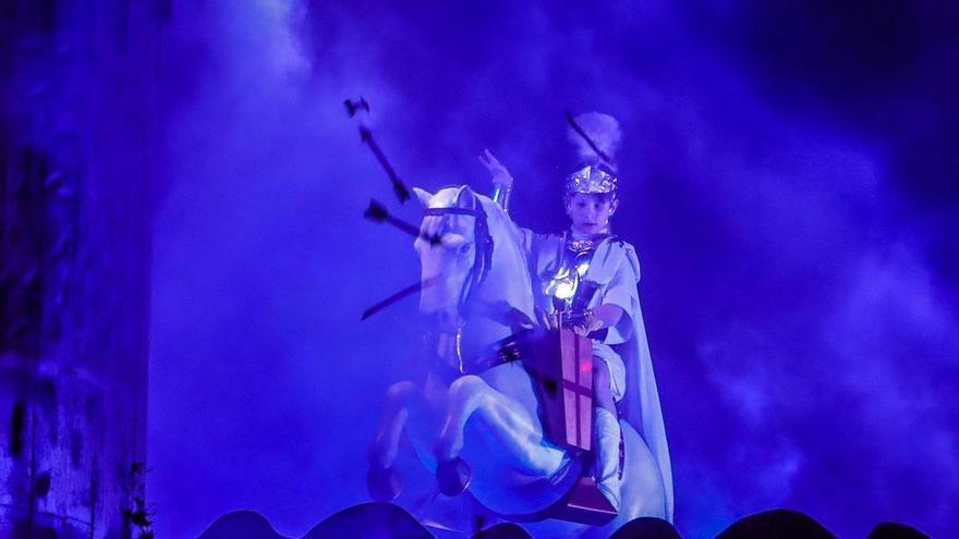 San Jorge vuelve a guiar a Alcoy con un nuevo corcel