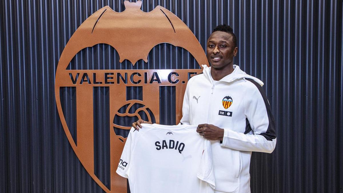 El ariete de Kaduna, Sadiq Umar, posa con la camiseta del Valencia CF