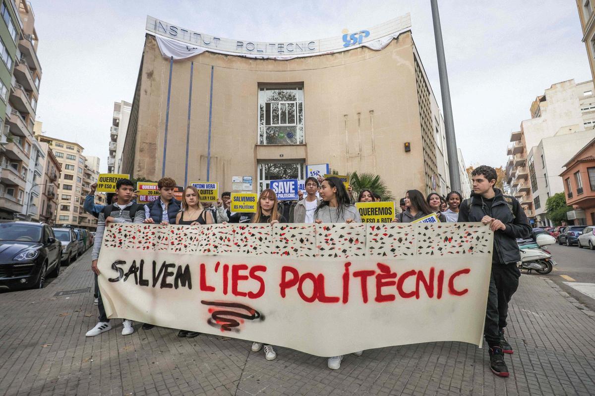 Protesta de alumnos del IES Politècnic por el desmantelamiento de su actual oferta educativa en 2024.