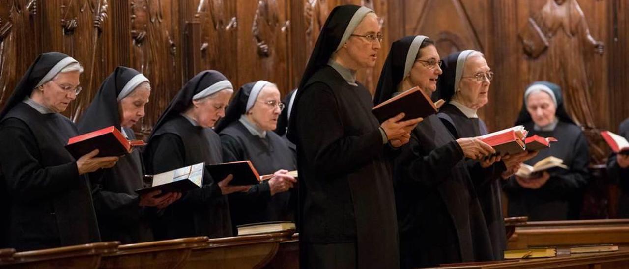 Las monjas de San Pelayo, en la iglesia del monasterio durante el rezo.