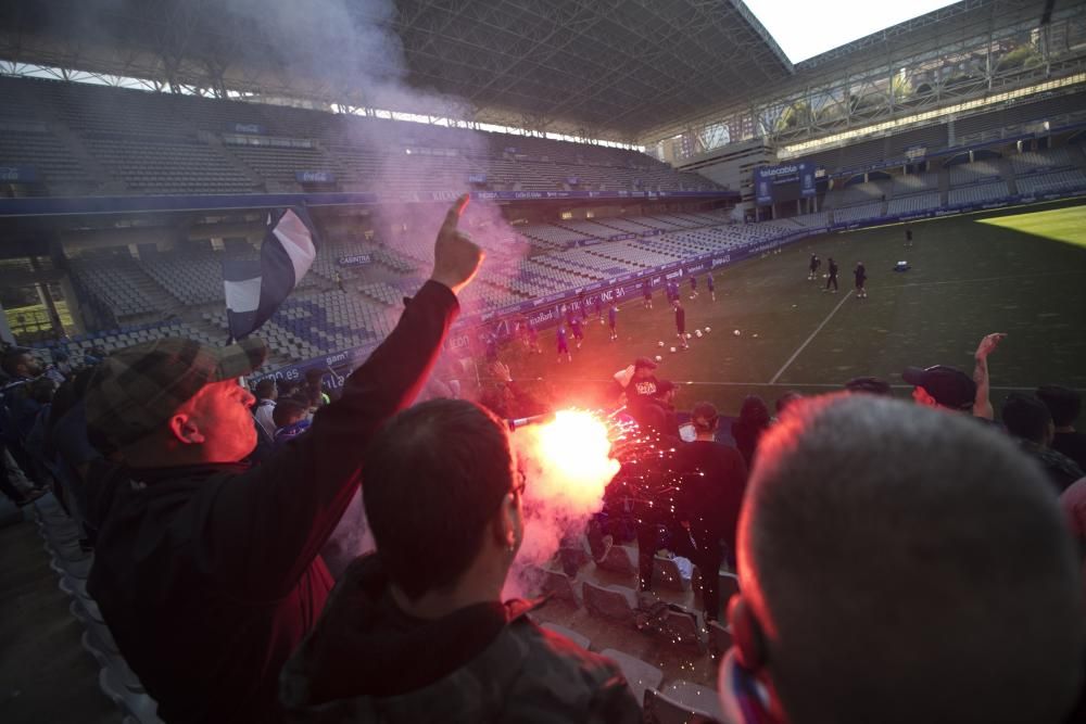 Los oviedistas apoyana a su equipo antes del derbi