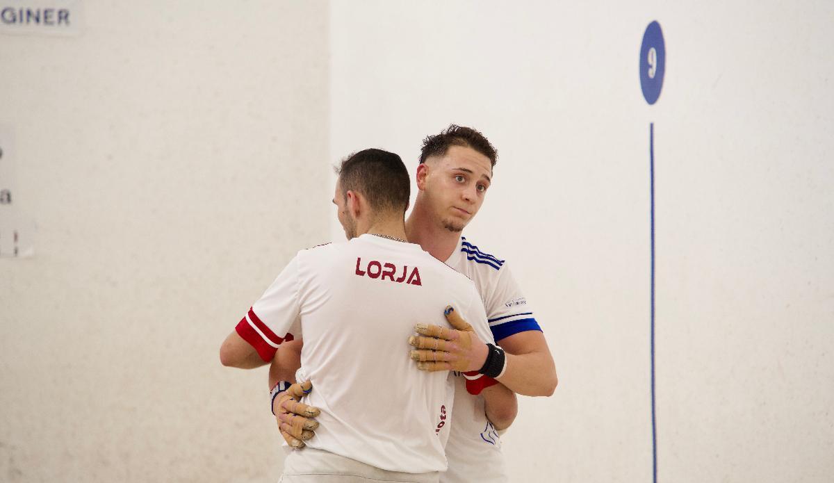 Lorja i Favarero s'abraçen al finalitzar la partida.