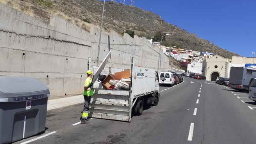 Un vehículo de la limpieza retira enseres y muebles de la calle en Santa Cruz de Tenerife.