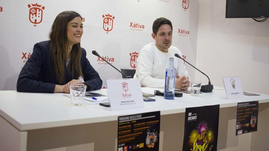 La regidora Maria Beltrán y el presidente de la JLF, Jesús González, en la presentación.