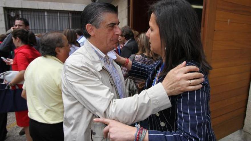 Carmela Rodríguez abraza a Alejandro Fermoselle.