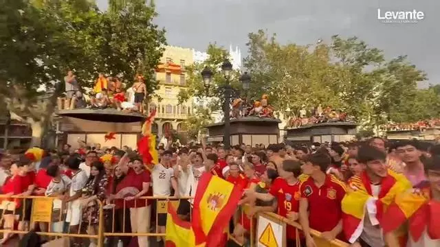 La plaza del Ayuntamiento de València se llena para ver la final del Mundial