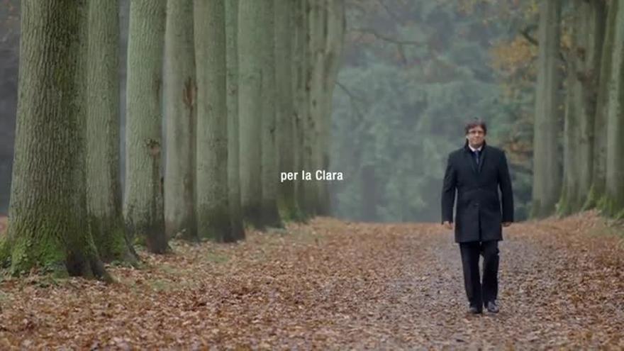 El último vídeo de campaña de Junts per Catalunya, con Carles Puigdemont paseando por un bosque.