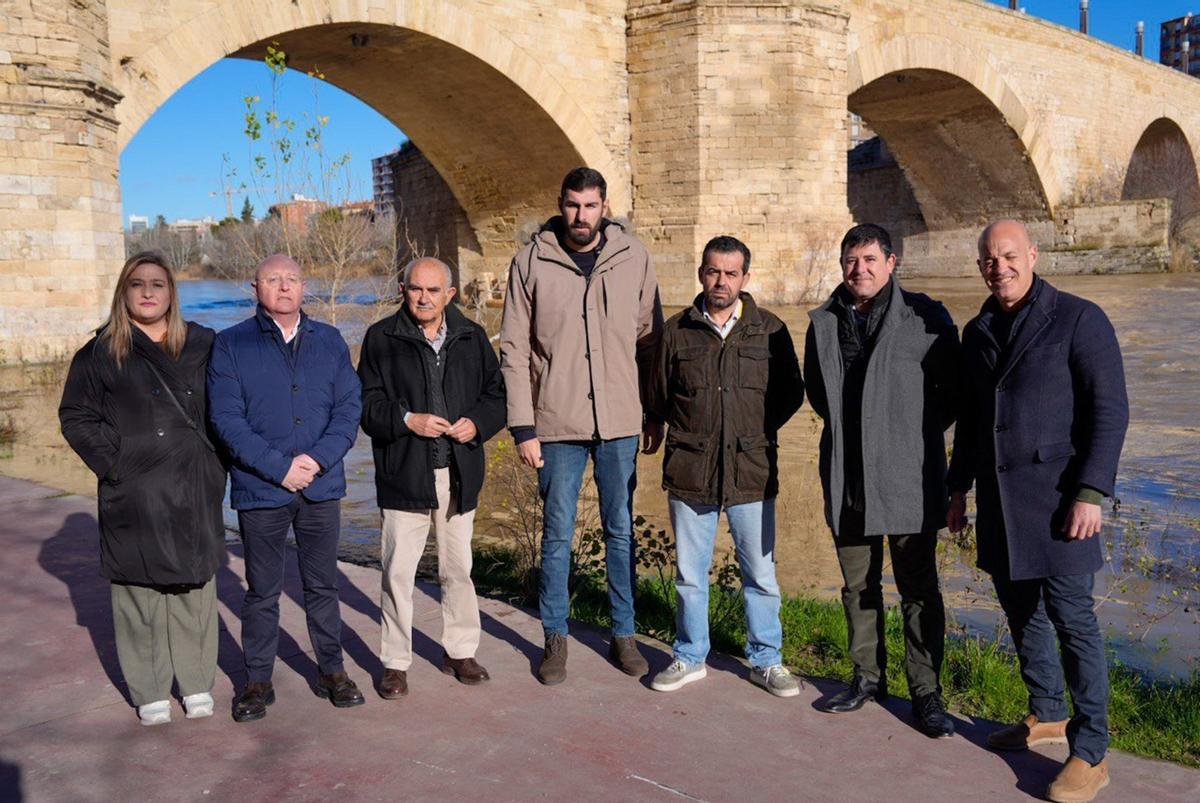 El líder provincial de Vox, José Ángel Antelo, junto a otros dirigentes del partido, en el Puente de Piedra de Zaragoza.