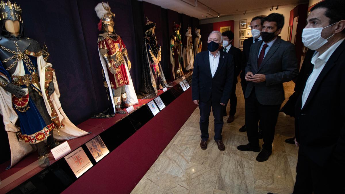 El presidente de la Diputación visitando el Museu Alcoià de la Festa.