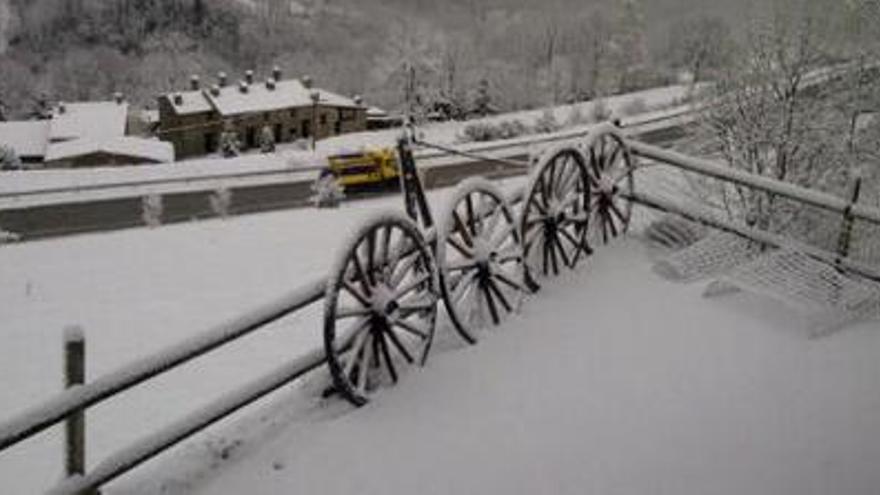 Paisatge tenyit de blanc ahir a Molló.