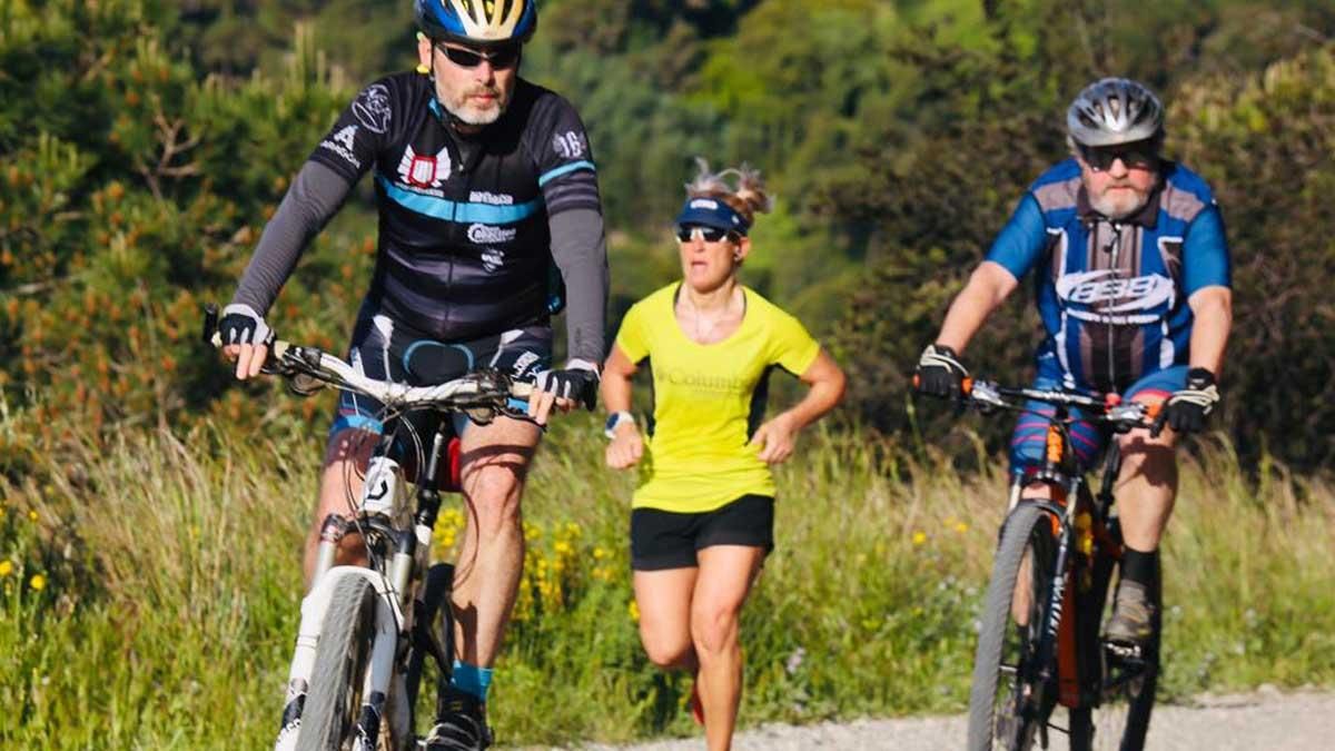 Corredores y ciclistas en el parque de Collserola.