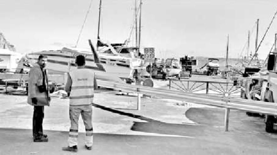 barreras.

 Los operarios colocaban ayer vallas para evitar el acceso de vehículos al varadero de Puerto Blanco.