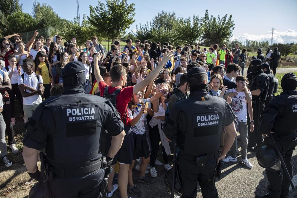 Els Mossos carreguen per dispersar les persones que tallaven la C-65 a Cassà