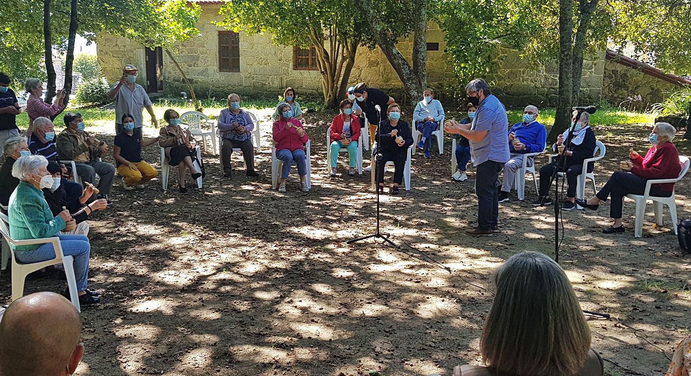 Usuarios, ayer, cantando temas tradicionales.