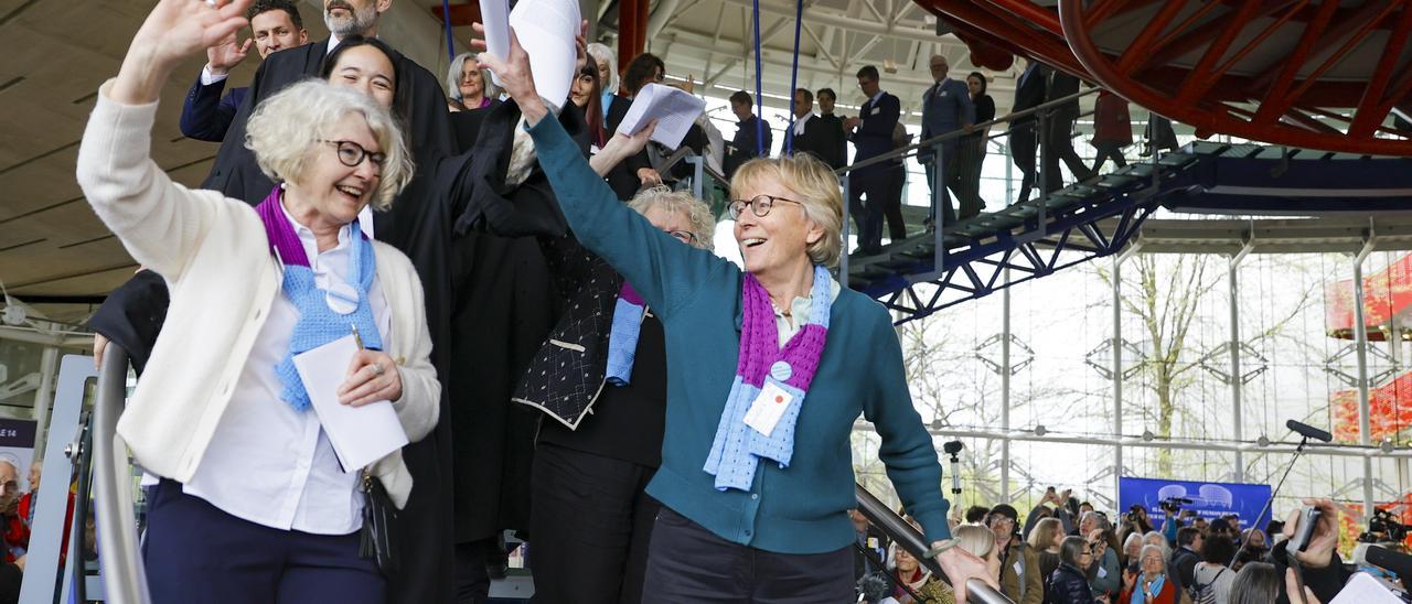 Activistas suizas de la plataforma 'Klima Seniorinnen' celebran en Estrasburgo el fallo del Tribunal Europeo de Derechos Humanos.