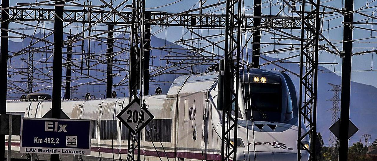 El AVE sale de la estación de Matola, en Elche, en una imagen de hace dos semanas. | ANTONIO AMORÓS